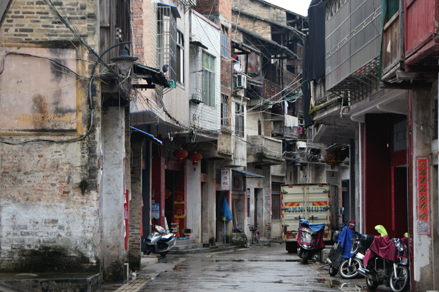 茶阳古镇上慢慢变矮的老房子