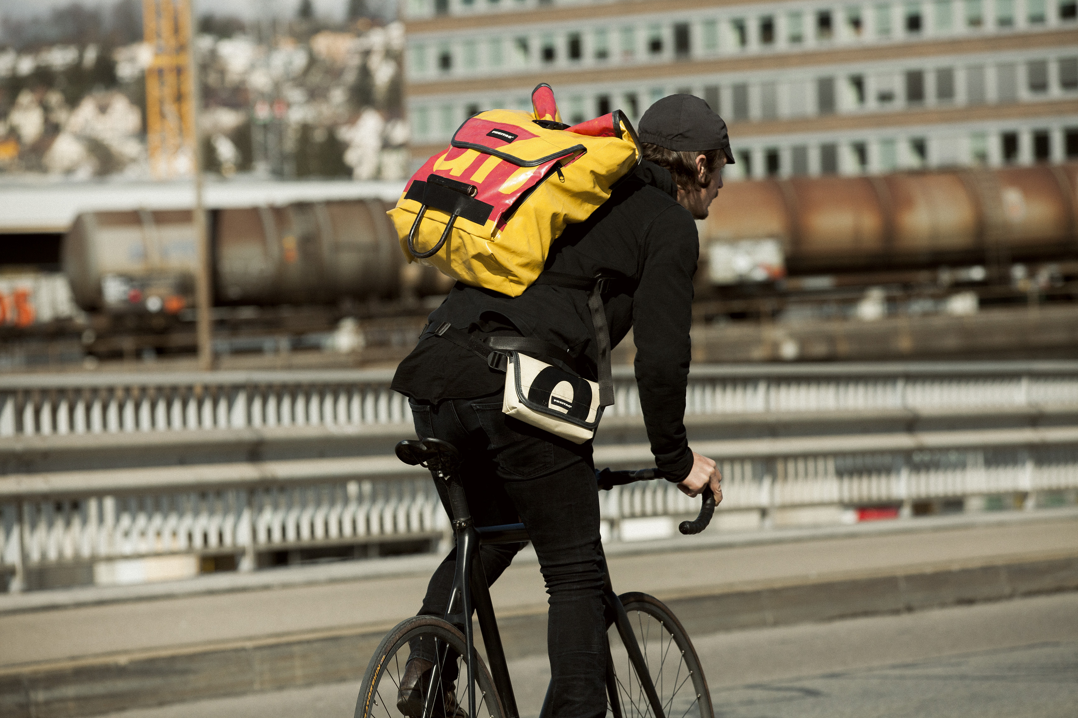 国际时尚名牌原来是蛇皮袋