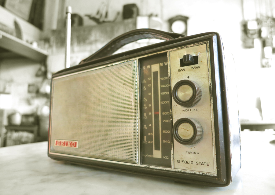 厨房里默默陪伴的收音机