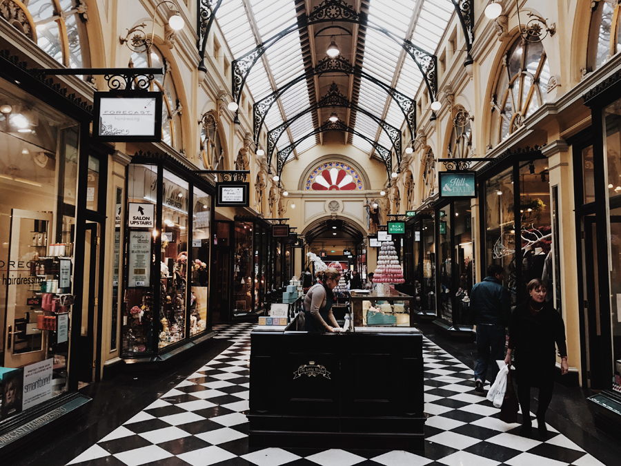 之间 （in-between）