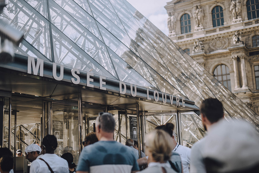 巴黎罗浮宫玻璃金字塔
