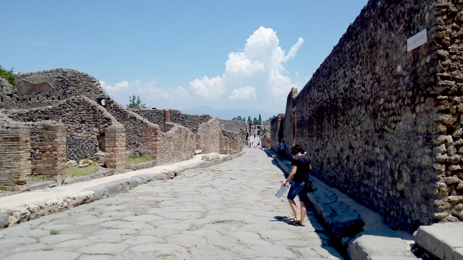 庞贝城 里的黄衣小子